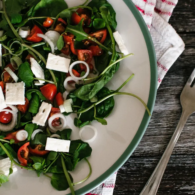 Salada de folhas com tomate, cebola roxa e queijo branco