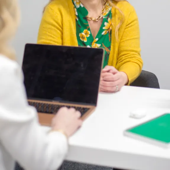 Nutricionista e paciente conversando à mesa do consultório