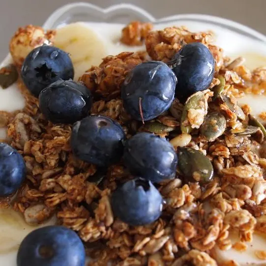 Iogurte com granola, banana e mirtilos