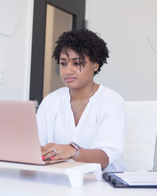 Nutricionista trabalhando no notebook no consultório